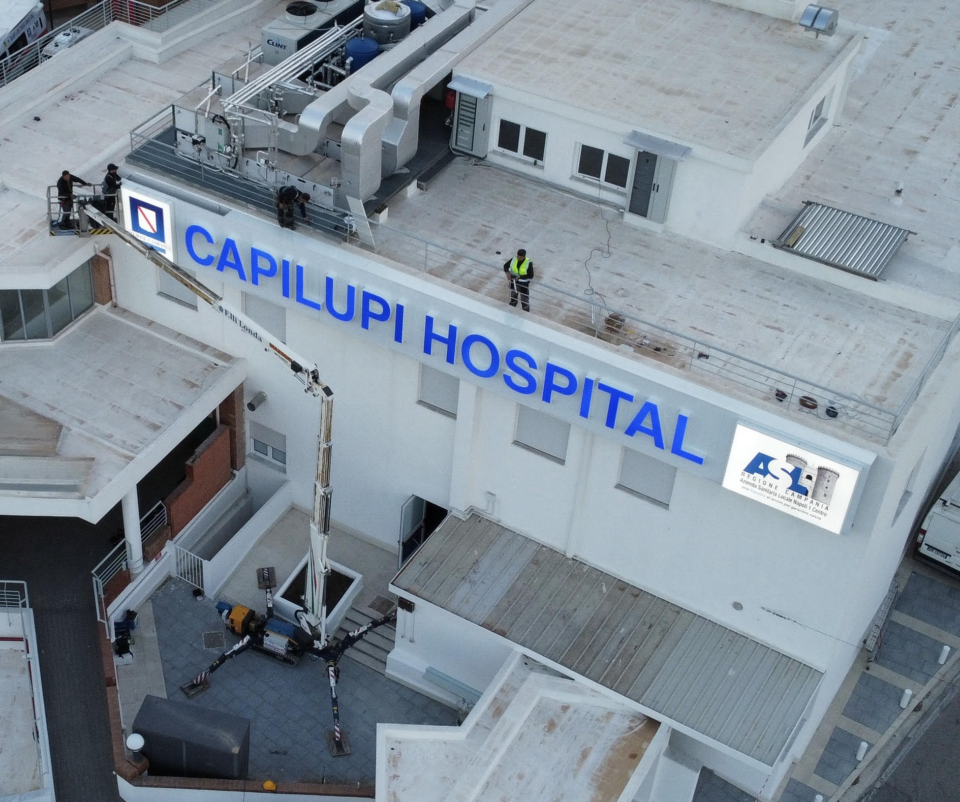Montaggio Insegna Ospedale Capilupi di Capri