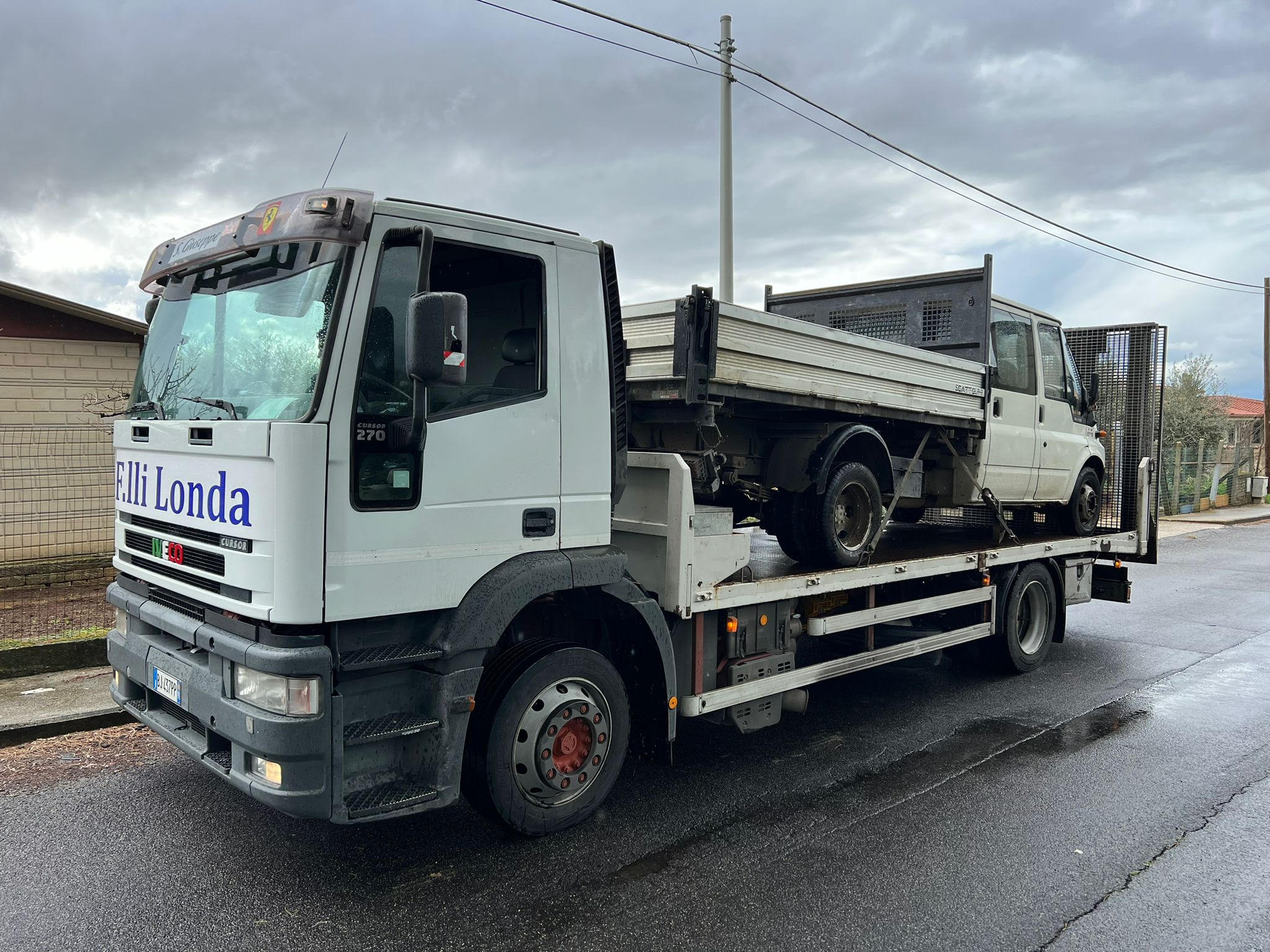 Recupero autocarro in avaria con il nostro carrellone con rampa