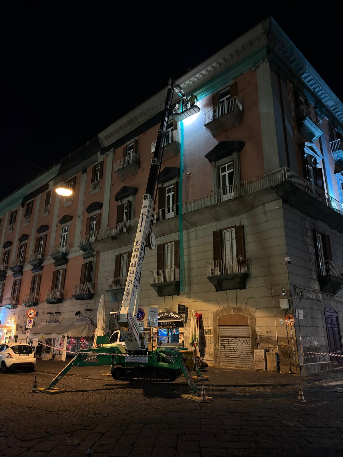 Spicconatura e messa in sicurezza cornicione Via Cesario Console Napoli