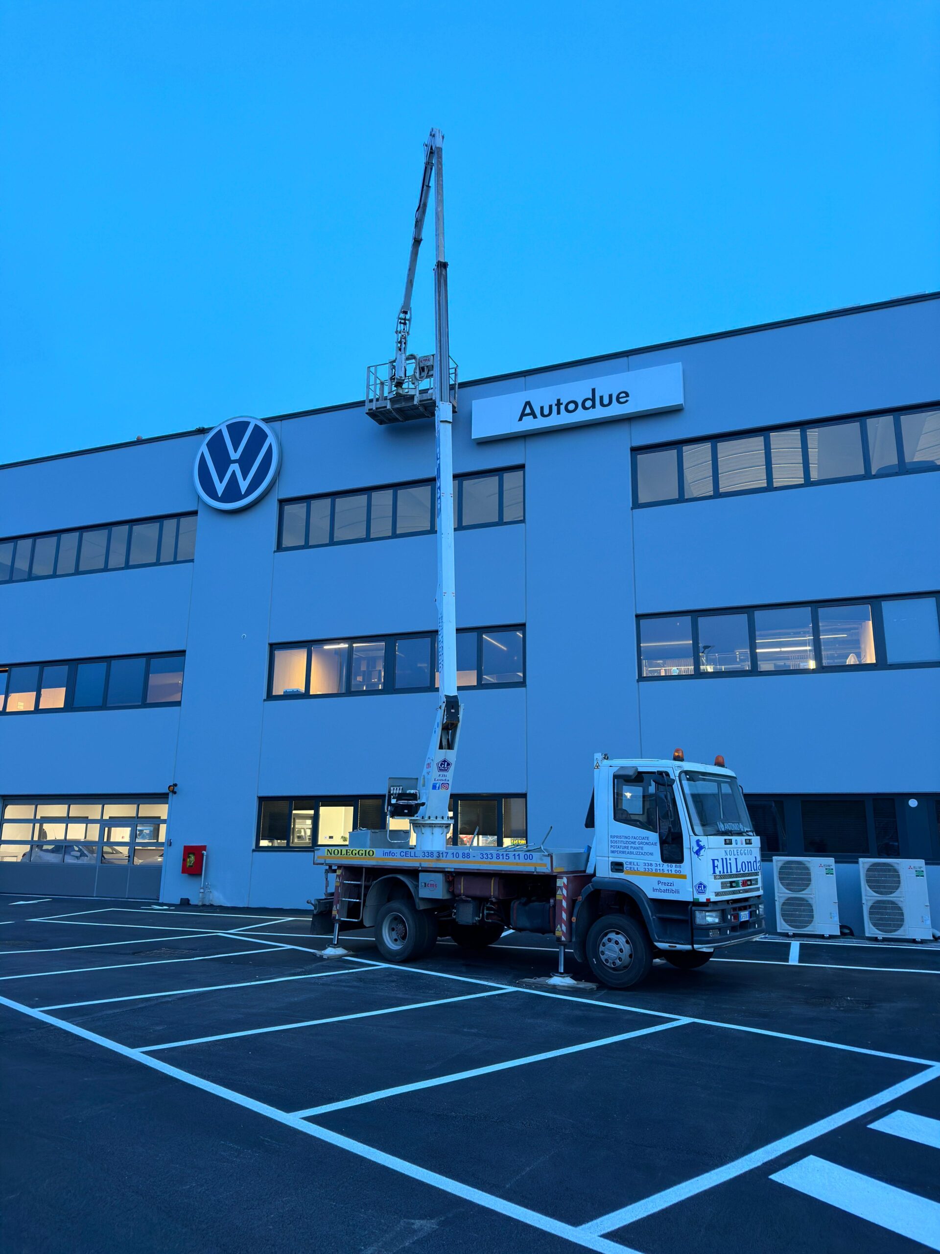 Montaggio insegna Concessionaria Vw AutoDue Salerno