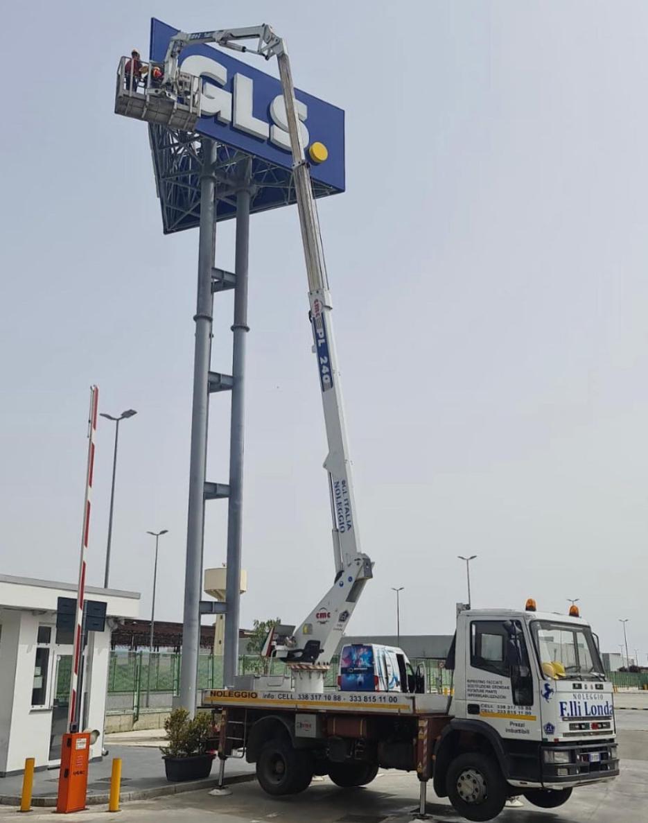 Manutenzione insegna GLS Napoli