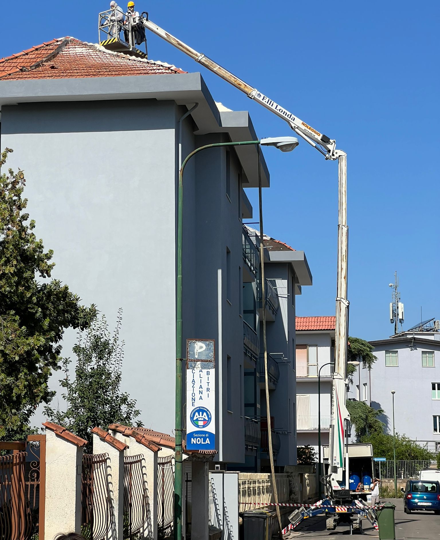 Posainopera di Schiuma poliuretano su tegole Condominio Nola