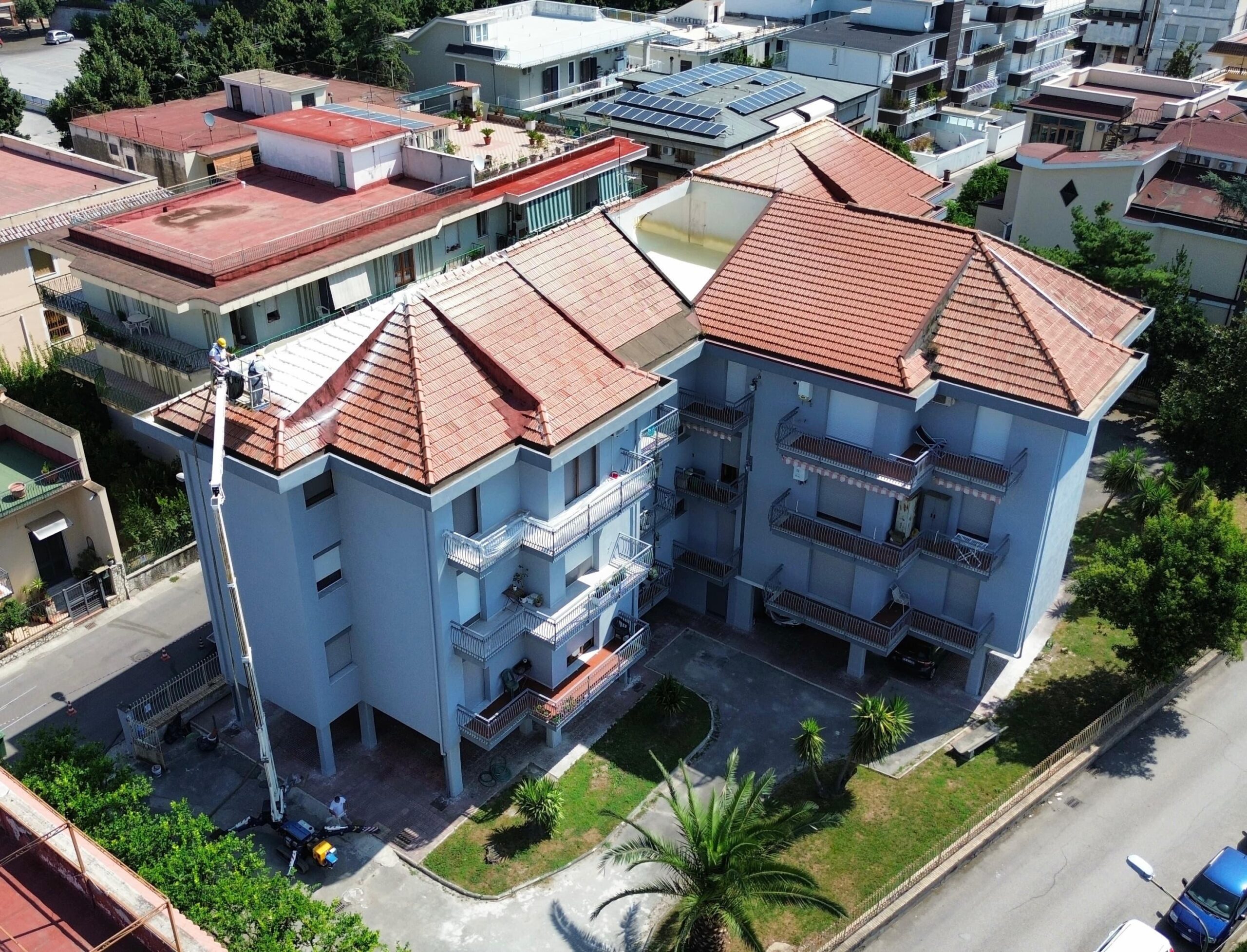 Posainopera schiuma poliuretano su tegole Condominio Nola