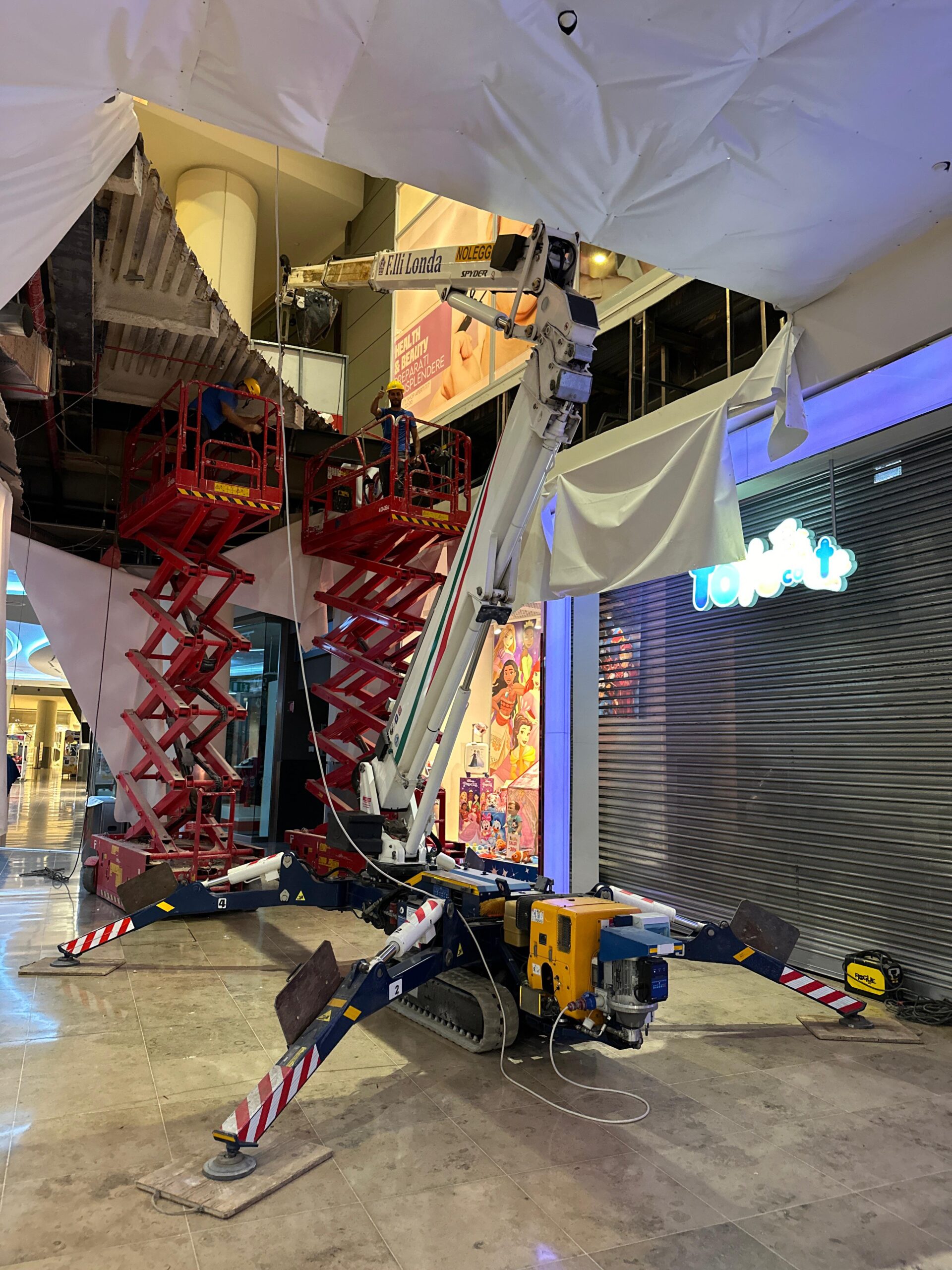 Sollevamento Travi con ragno modalità gru in elettrico Centro Commerciale Campania (CE)