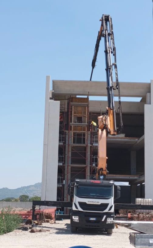 Sollevamento con gru presso zona Asi Acerra (NA)