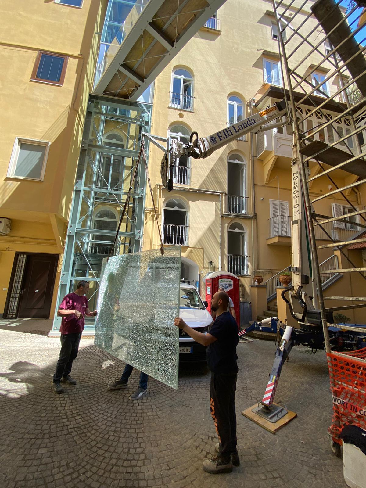 Sollevamento per sostituzione vetri danneggiati Posillipo (NA)