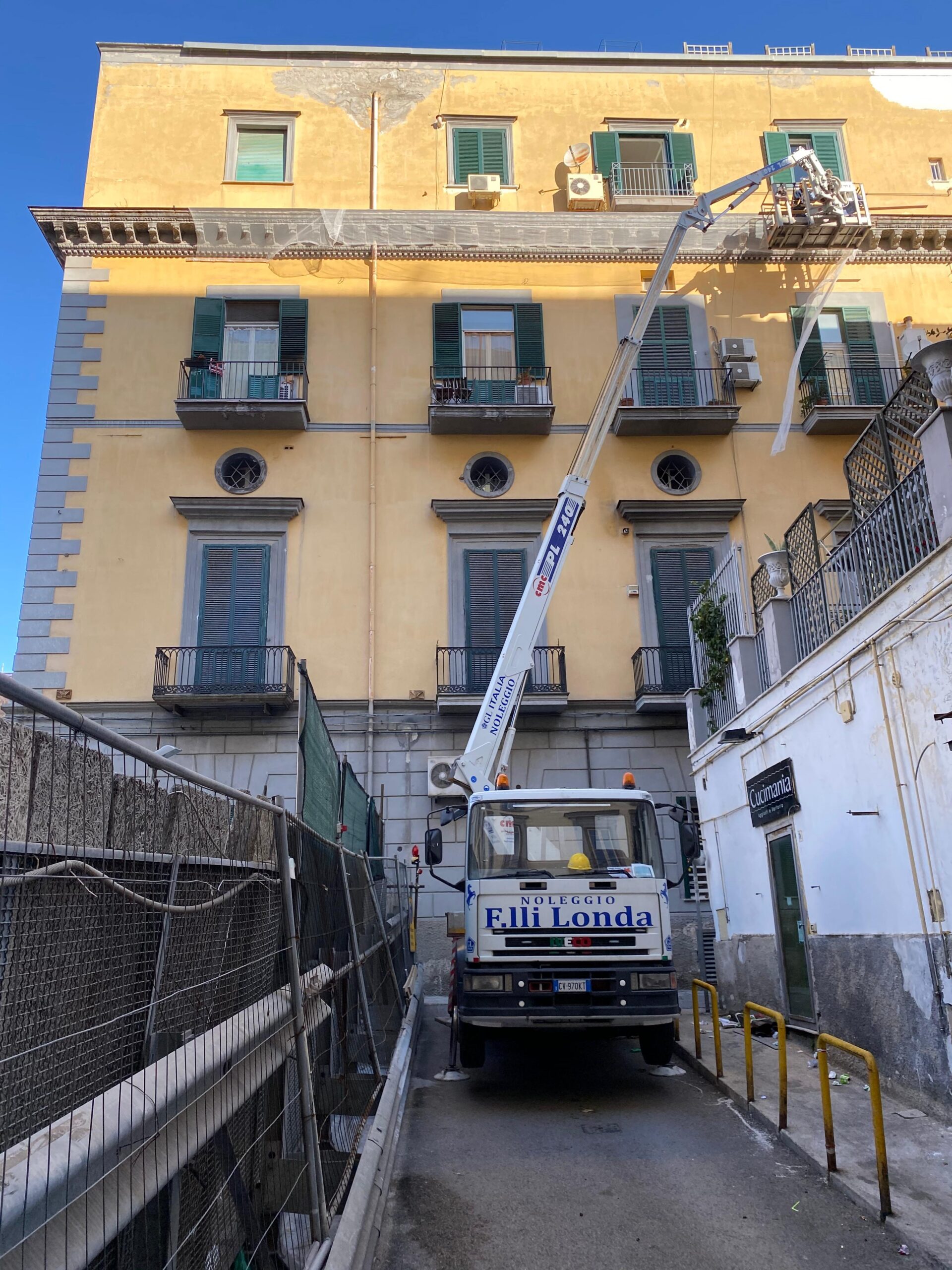 Spicconatura e messa in sicurezza Via Gennaro Serra (NA)