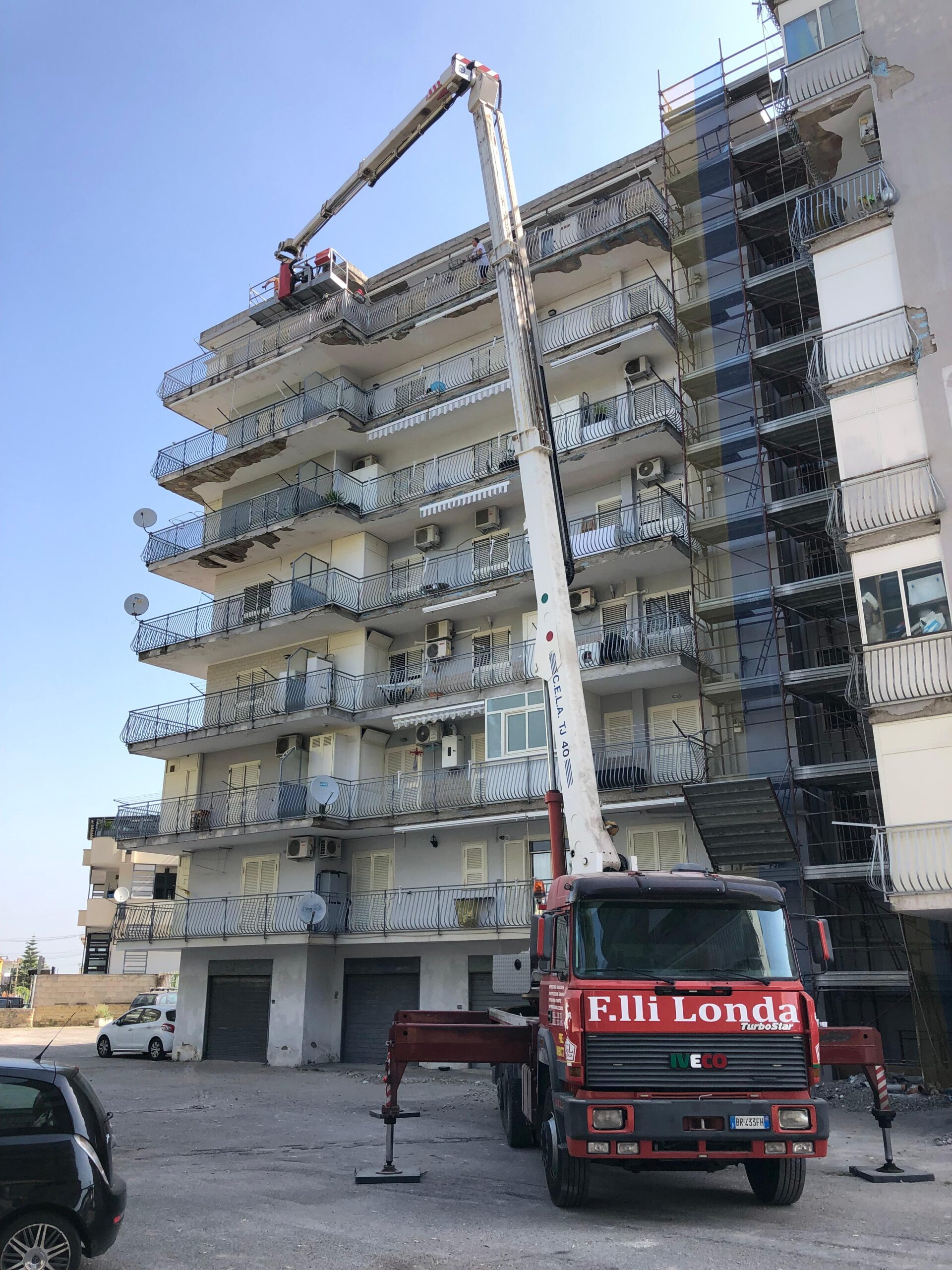 Spicconatura e messa in sicurezza condominio Casalnuovo di Napoli