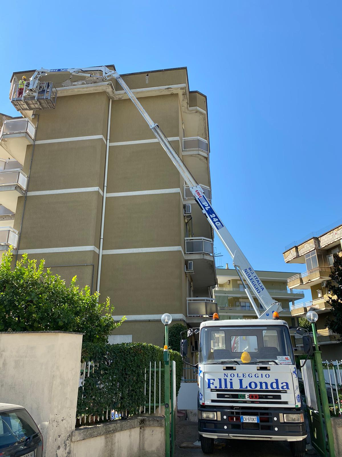 Spicconatura e messa in sicurezza condominio San Nicola la strada (CE)
