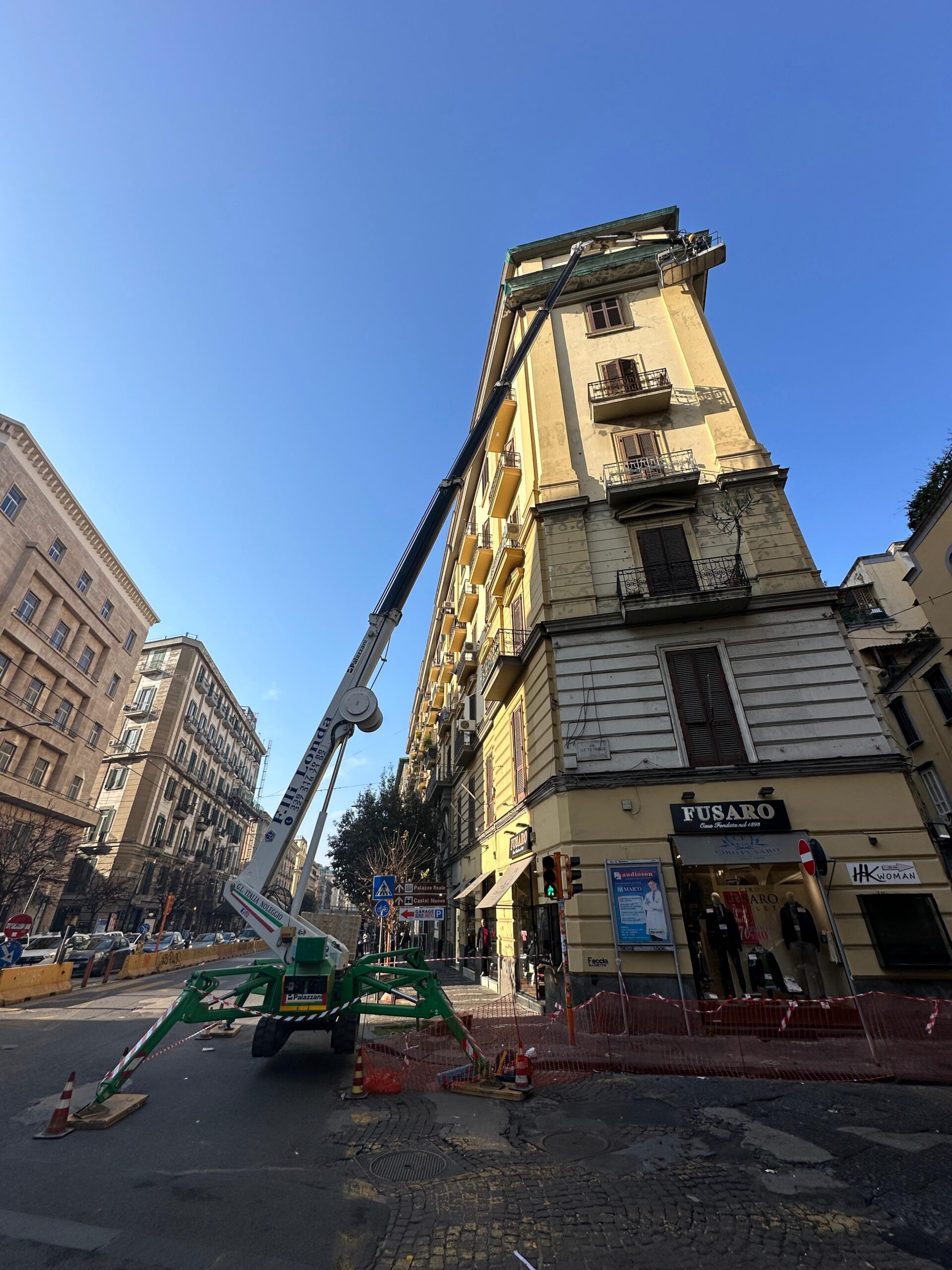 Spicconatura e messa in sicurezza cornicione condominio corso Umberto Napoli