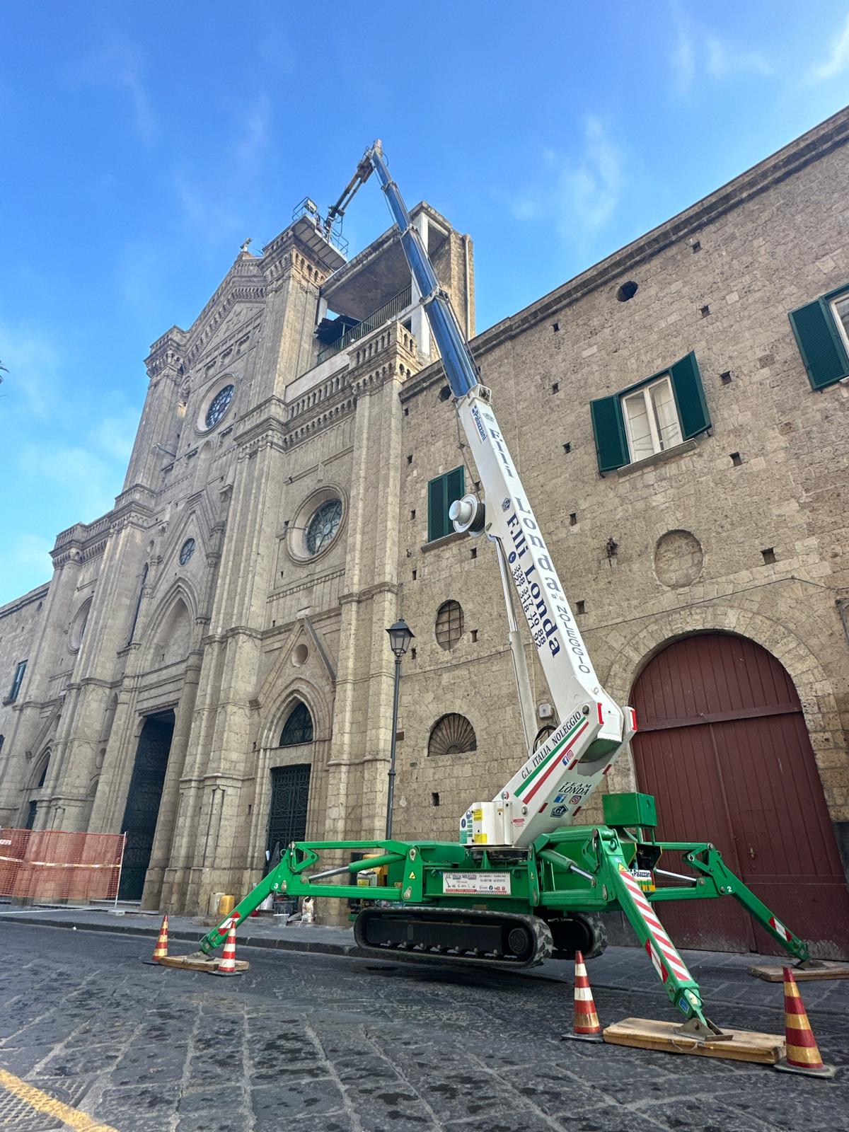 Pulizia erbaccia dalla facciata Chiesa delle suore Sacramentine Casoria