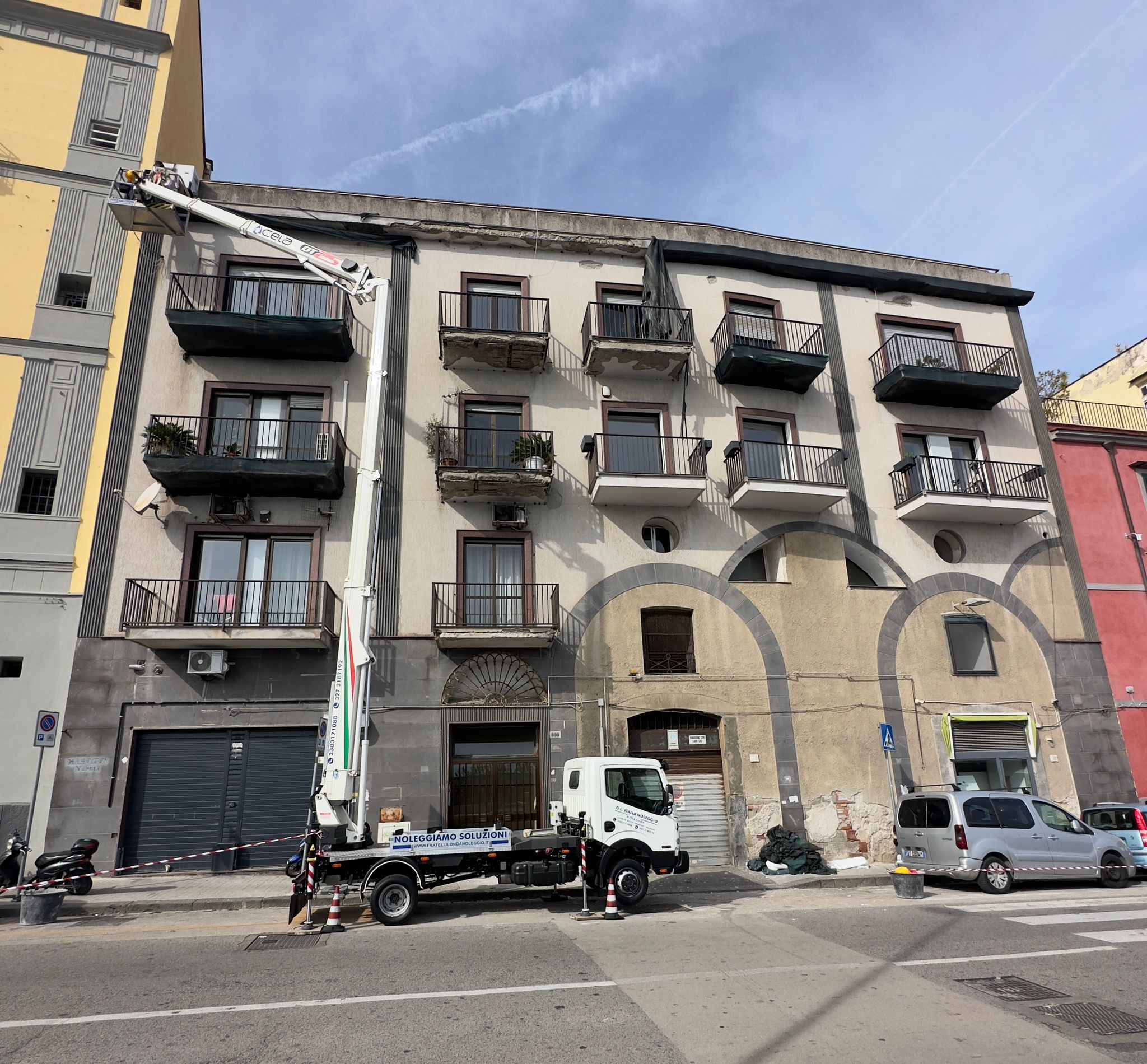 Spicconatura cornicione e balconi presso condominio Via Posillipo Napoli