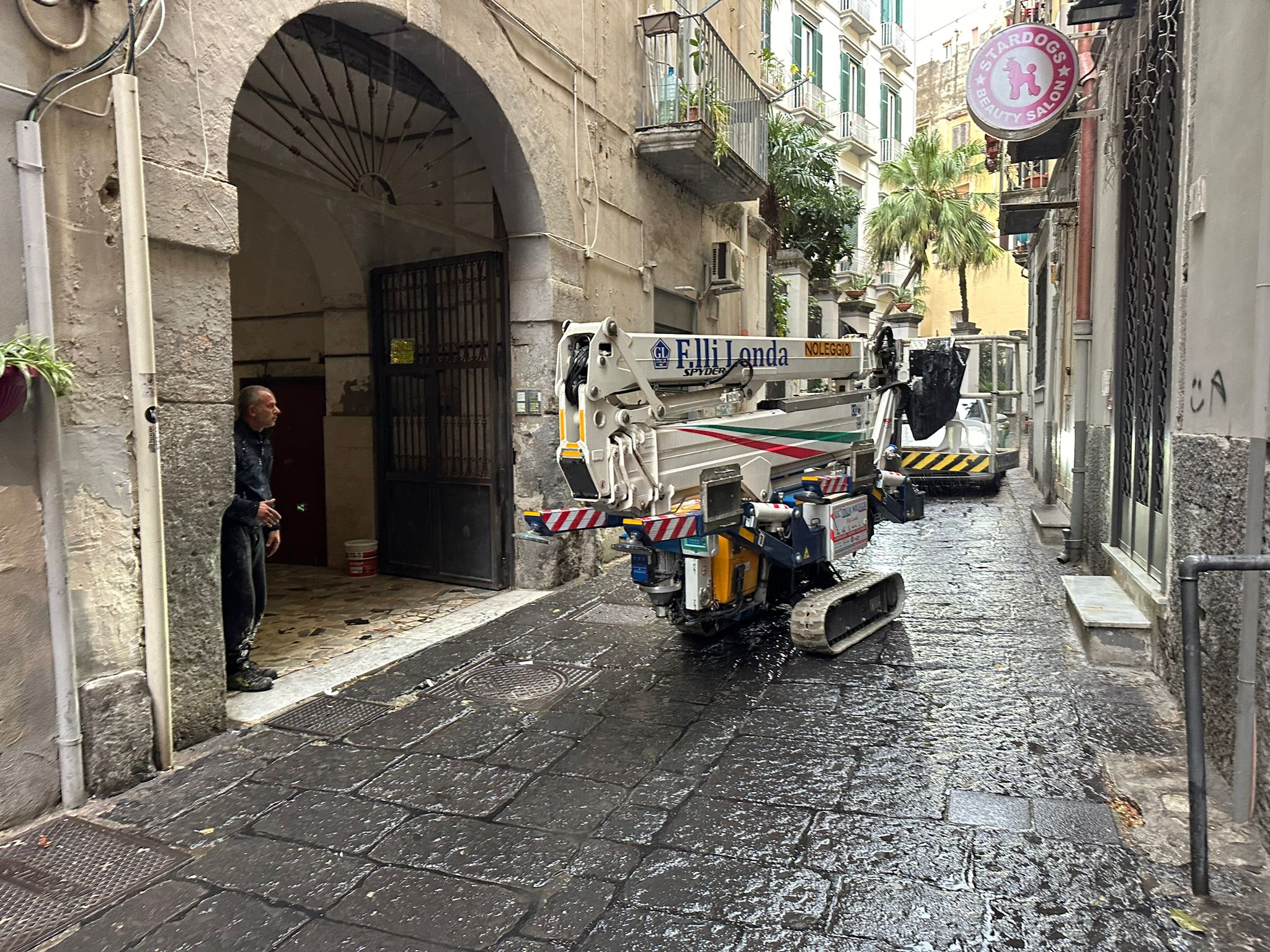 Ragno in movimento nelle stradine di Napoli per raggiungere i vostri cantieri