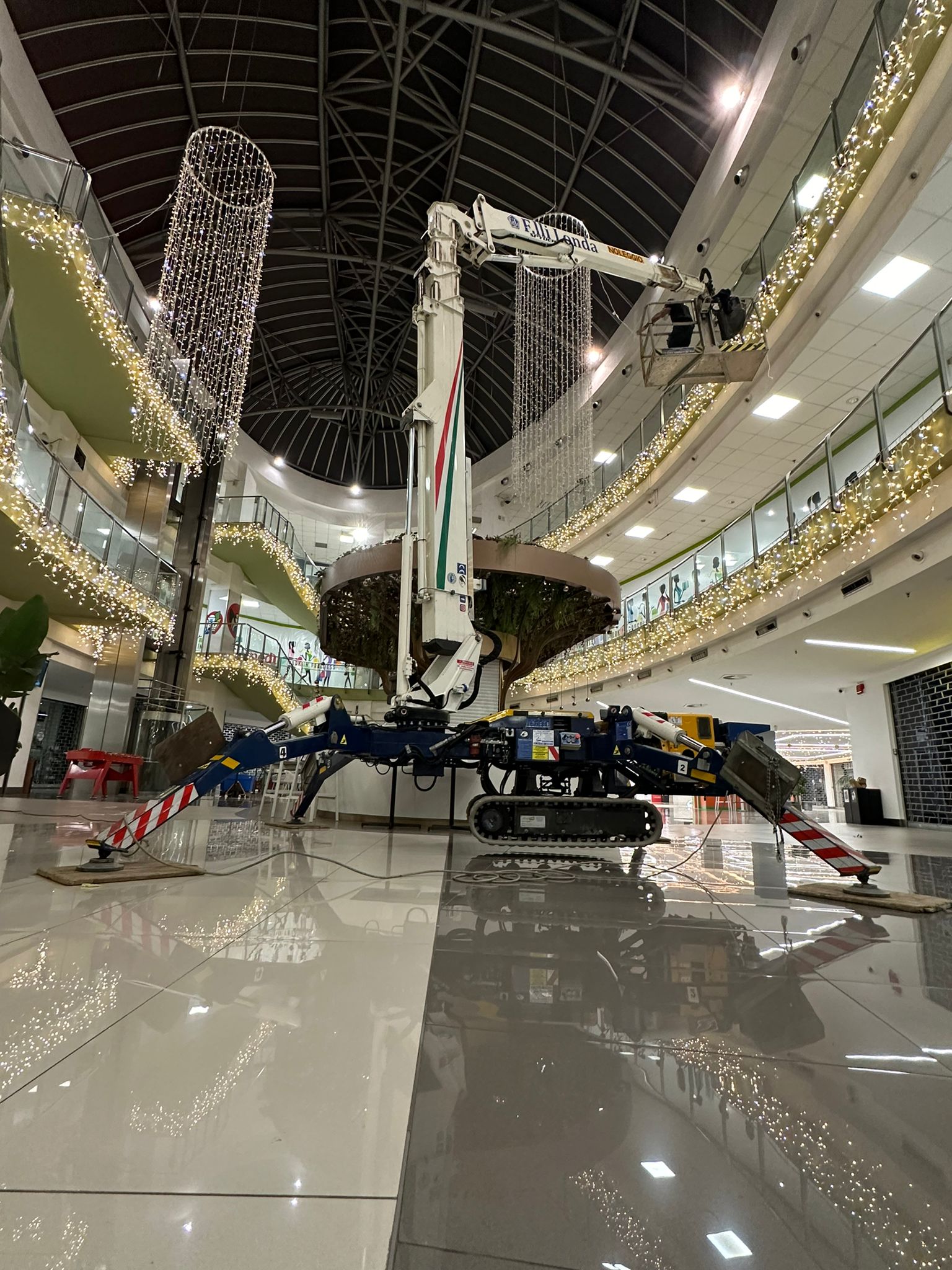 Montaggio Luminarie di Natale presso Centro commerciale Medì Teverola(CE)