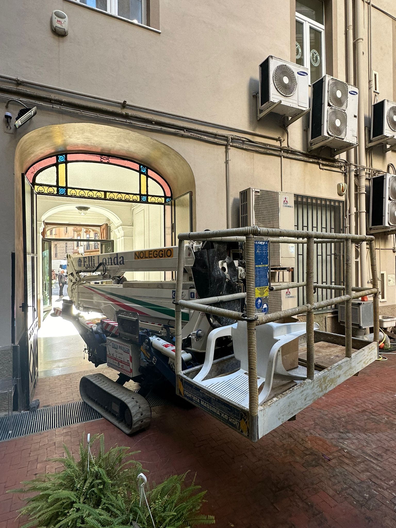 Con le nostre attrezzature compatte ti permettiamo di lavorare ovunque