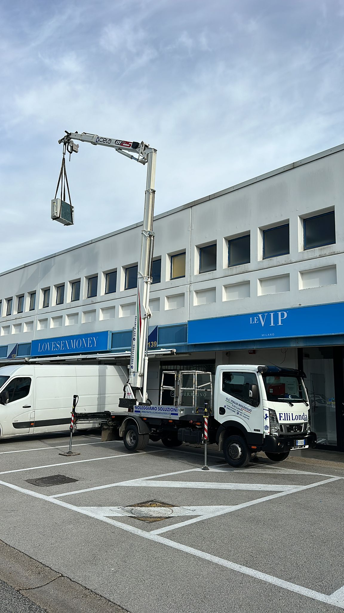 Sollevamento Condizionatore con la nostra piattaforma che si può utilizzare in modalità gru omologata presso Interporto CIS Nola