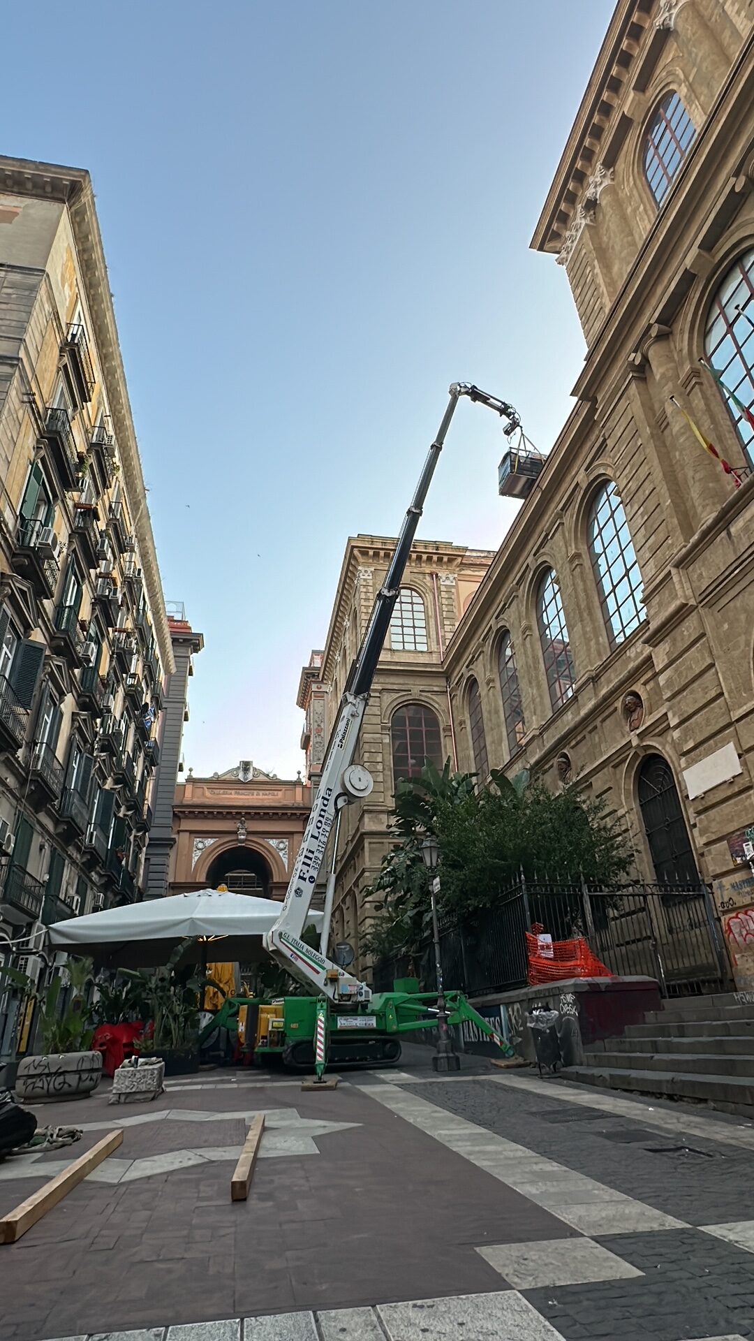 Sollevamento Macchina aria condizionata presso Accademia delle belle arti Napoli