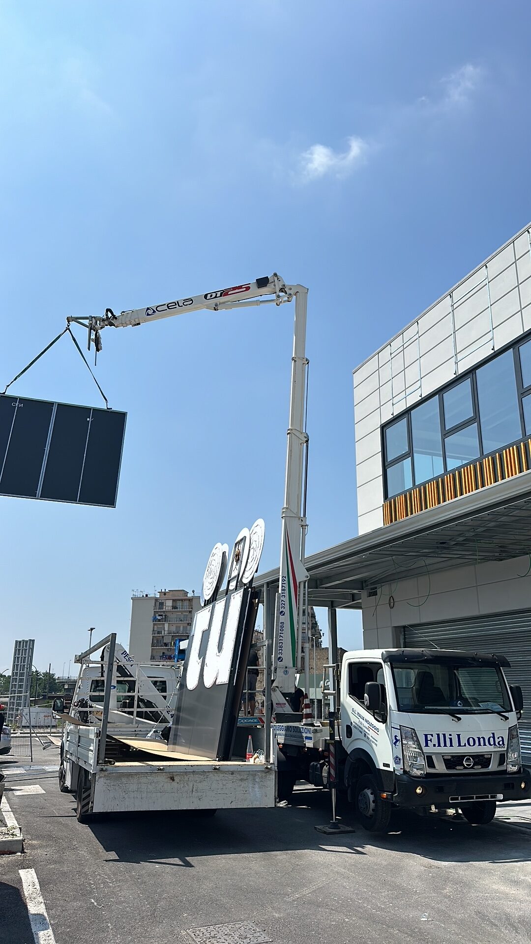 Sollevamento insegna pubblicitaria con la nostra piattaforma aerea in modalità gru presso Casoria
