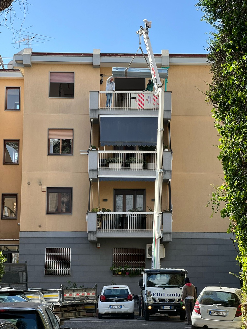 Sollevamento lastre controsoffitta con la nostra piattaforma aerea in modalità gru compatta e performante presso Napoli