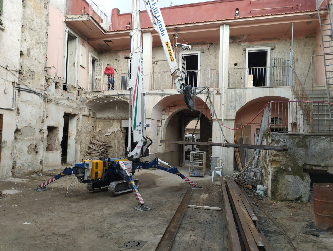 Sollevamento travi in spazi stretti e poco accessibili con il nostro Ragno in modalità gru presso Casoria