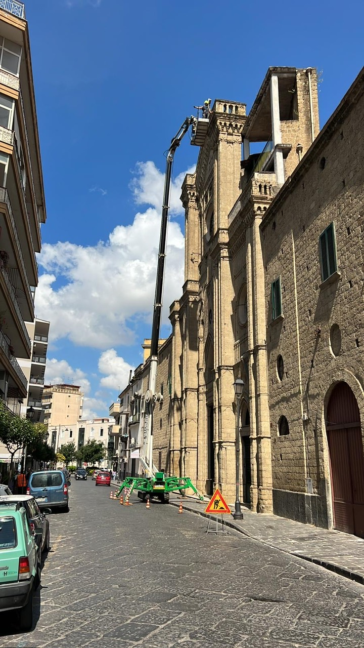 Montaggio dissuasori con il nostro Ragno che ti permette di lavorare comodo in quota presso Chiesa Suore Sacramentine Casoria