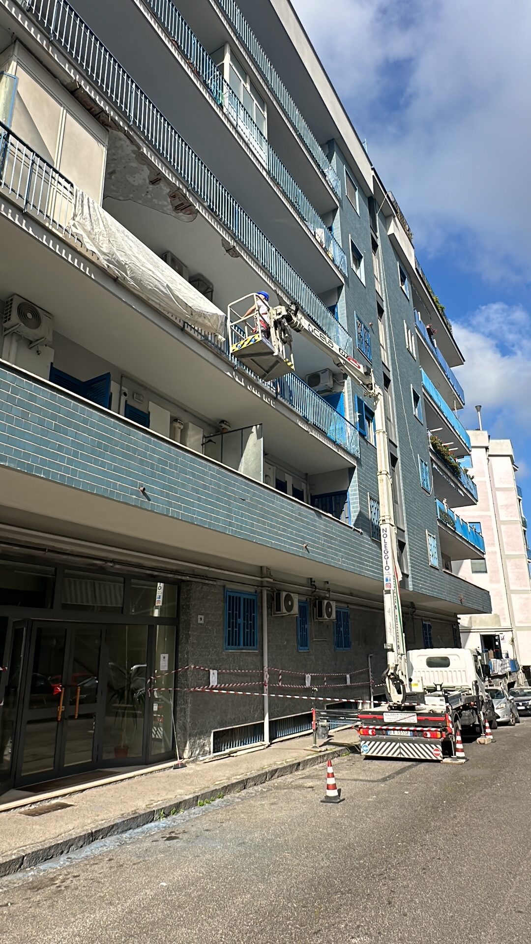 Messa in sicurezza e ripristino con la nostra piattaforma aerea compatta che occupa poco spazio presso Napoli
