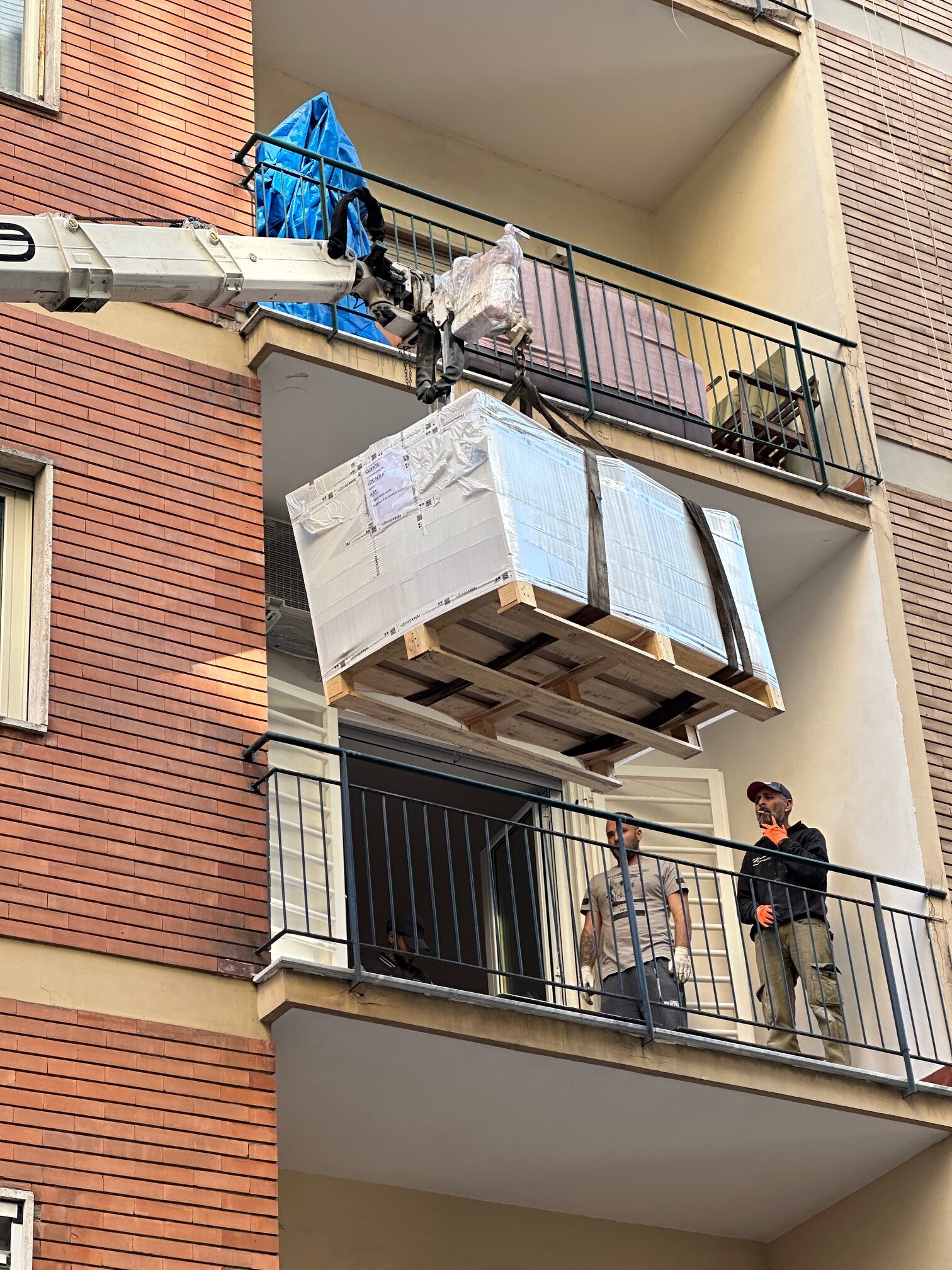 Sollevamento vasca con la nostra piattaforma aerea in modalità gru presso Vomero