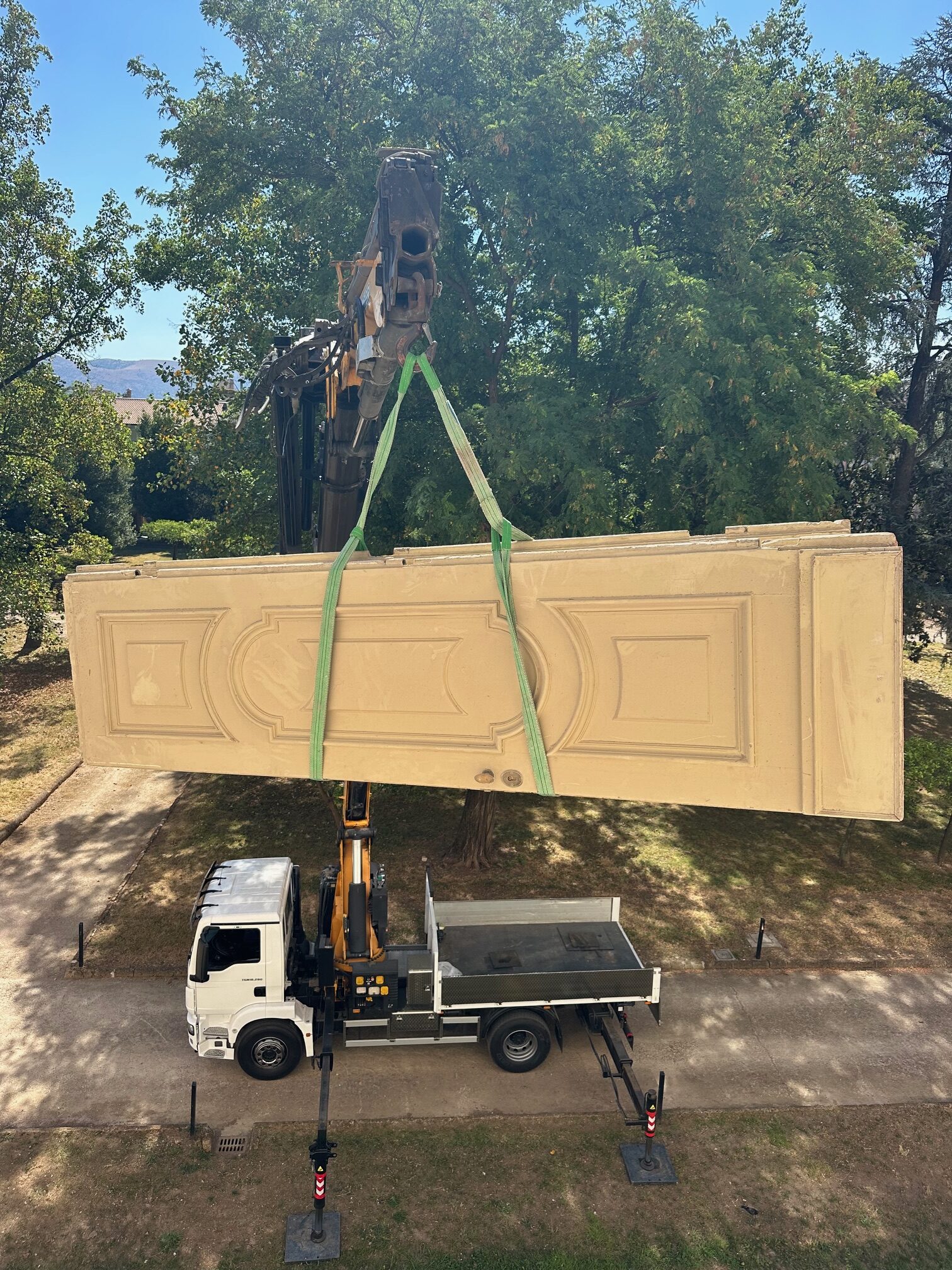 Sollevamento porte alla Reggia Caserta con la nostra gru