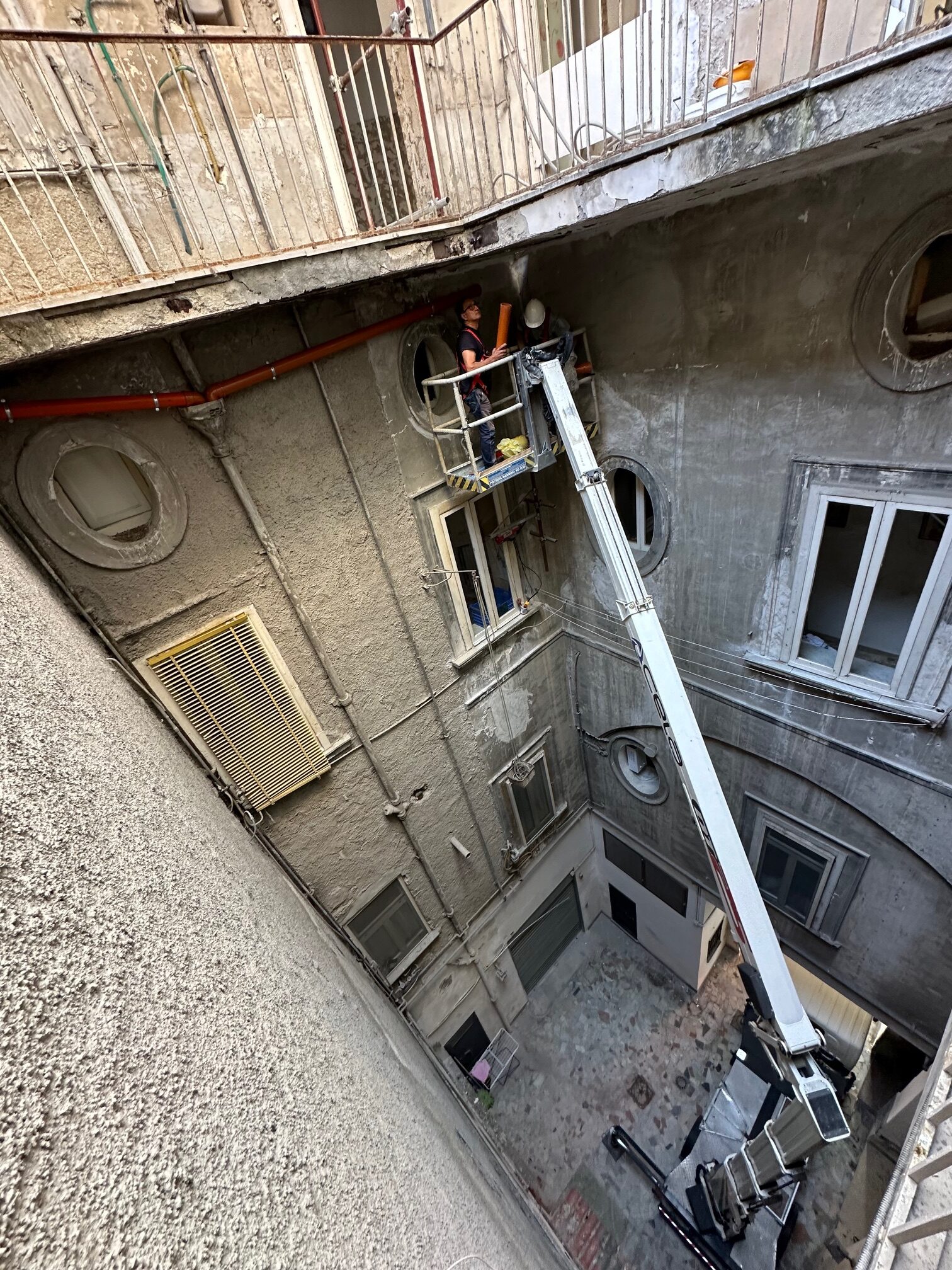 Installazione tubi con la nostra piattaforma aerea compatta che ti fa lavorare in spazi ridotti presso Napoli