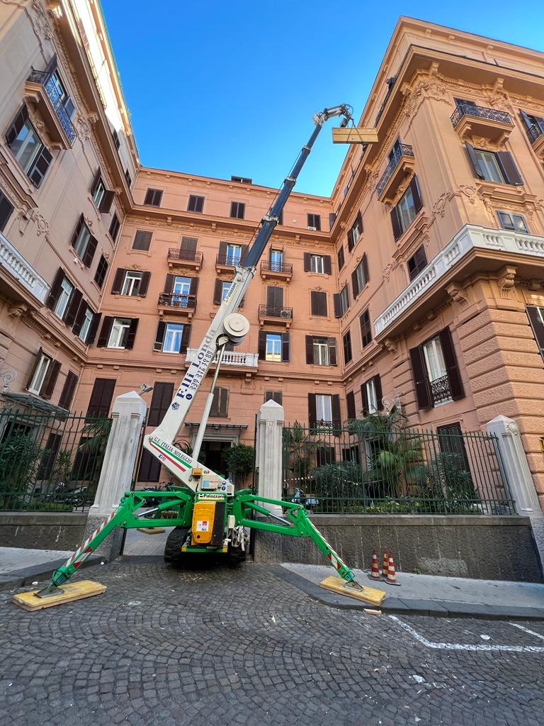 Sollevamento Tavolo in marmo pregiato con il nostro Ragno in modalità gru presso S.Pasquale Chiaia Na