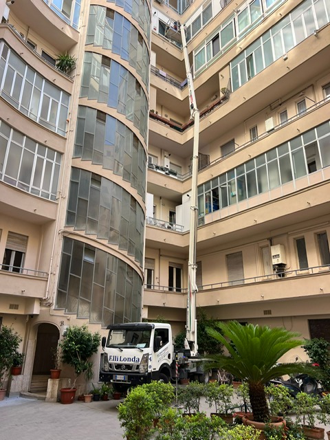 Manutenzioni in quota veloci con le nostre piattaforme aeree performanti e sicure presso Condominio Napoli