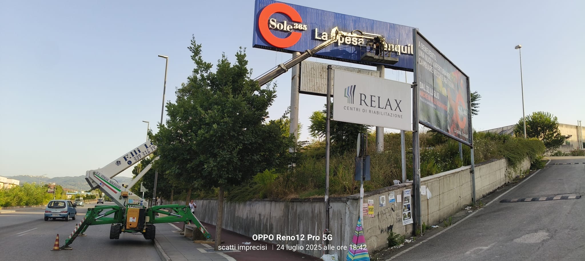 Montaggio insegna “Sole365” con il nostro Ragno che ti permette di lavorare comodo e sicuro presso Benevento