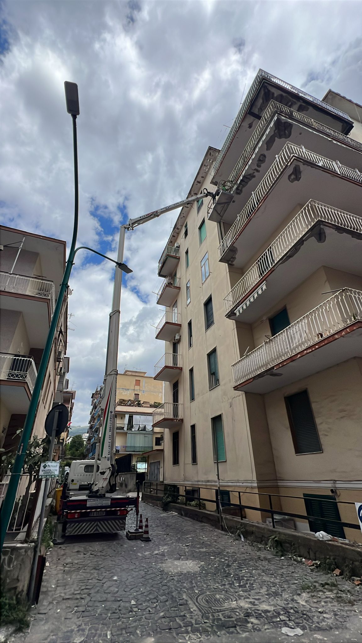 Spicconatura e messainsicurezza con piattaforma aerea compatta e performante Condominio Torre del Greco