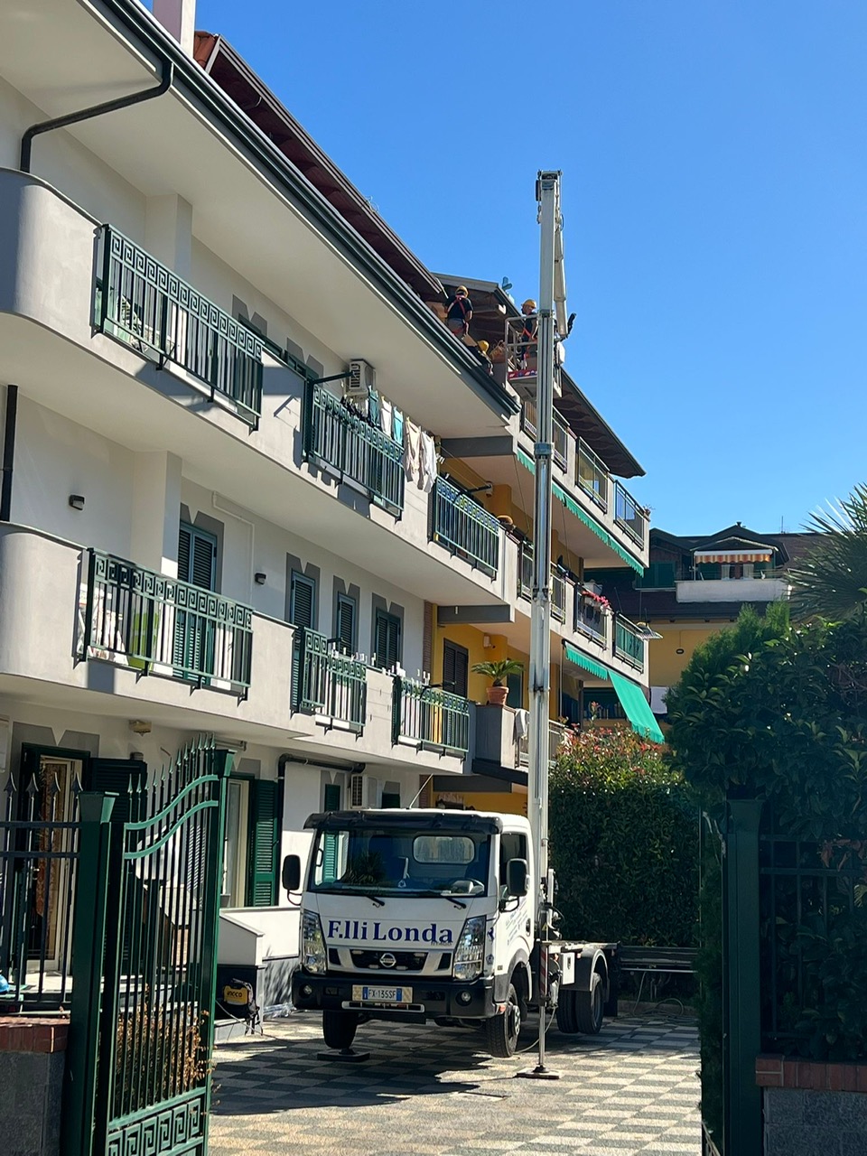 Manutenzione tetti con l’ausilio della nostra piattaforma aerea compatta comoda e sicura presso Calvizzano