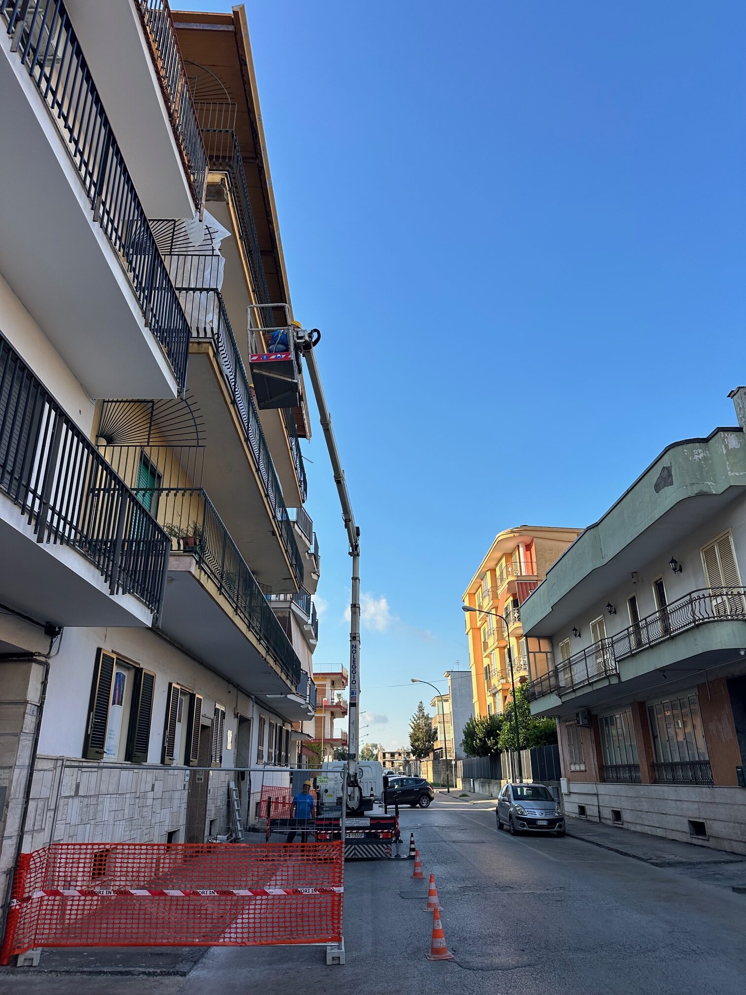 Ripristino frontalino balcone con la nostra piattaforma compatta ma dalle elevate prestazioni senza intralciare la viabilità presso Afragola