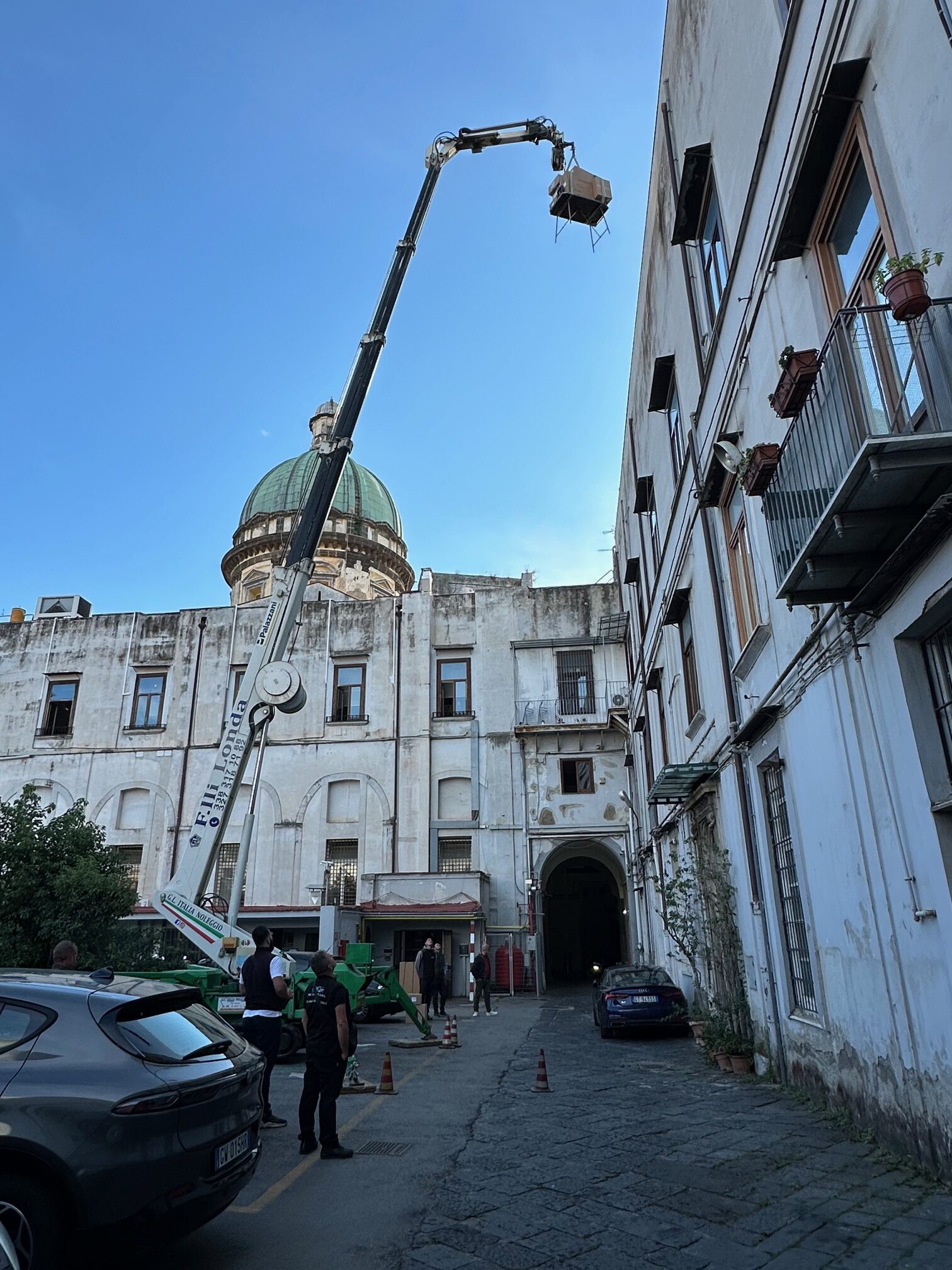 Sollevamento caldaia con il nostro Ragno 🕷 modalità gru presso Tribunale Militare di Napoli
