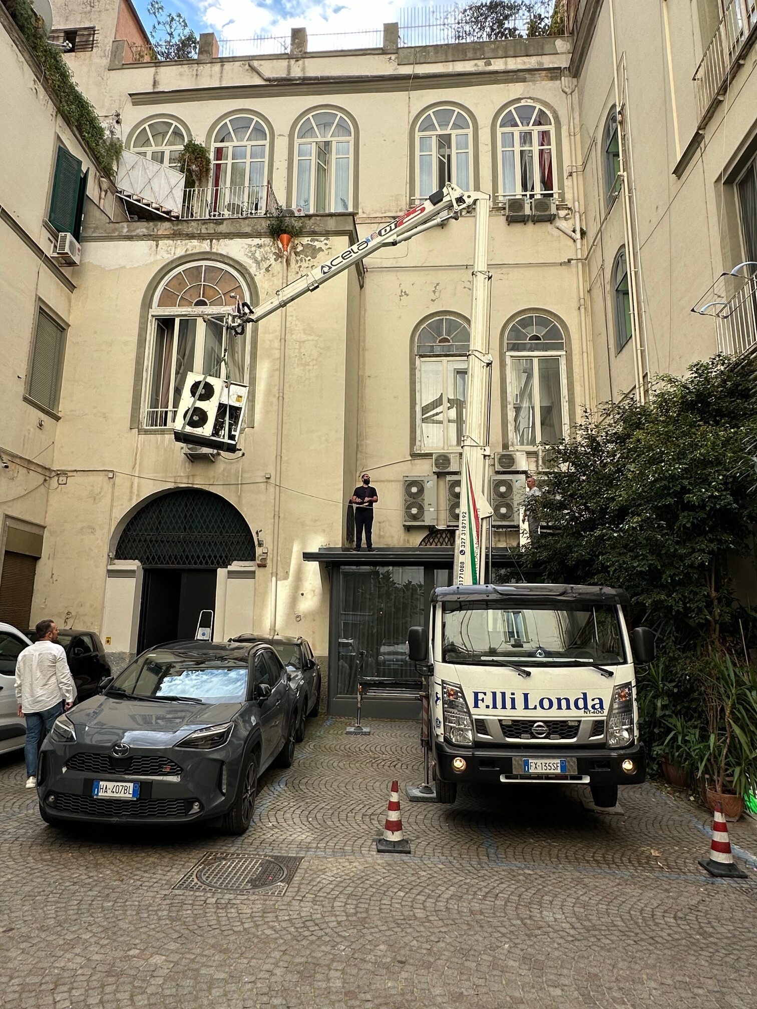 Sollevamento pompa calore con la nostra piattaforma modalità gru presso Via Chiatamone Napoli