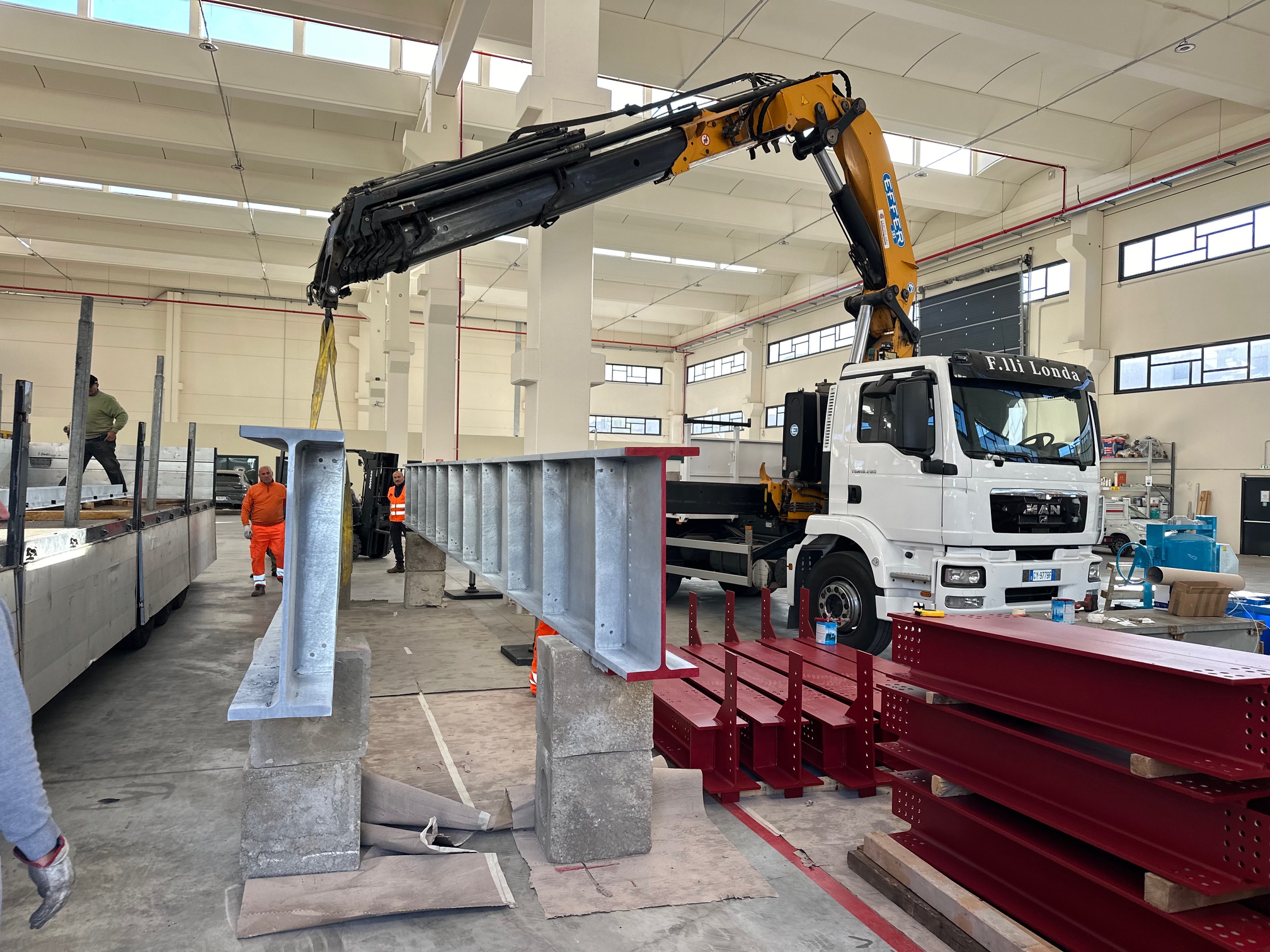 Sollevamento travi ipe con la nostra gru performante e compatta per cantiere RFI Nola