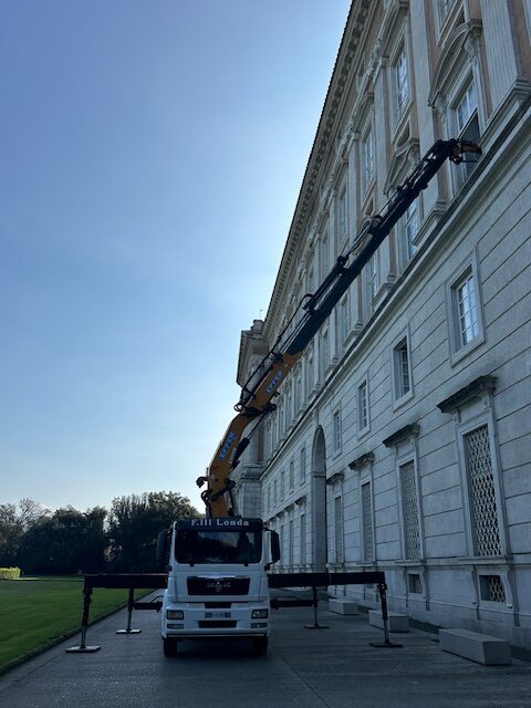 Sollevamento materiale con la nostra gru presso la meravigliosa Reggia di Caserta