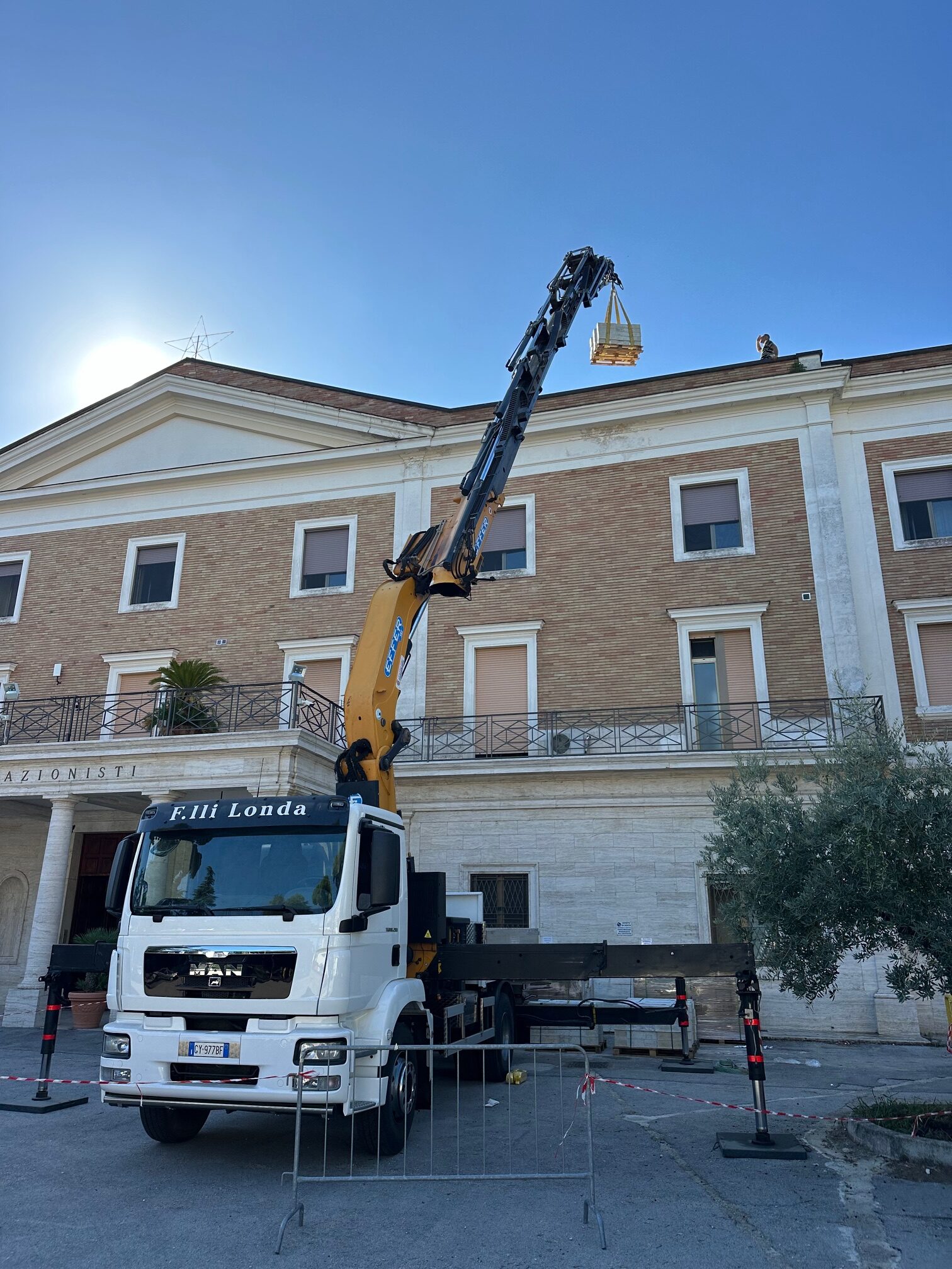 Sollevamento impianto fotovoltaico con la nostra gru presso Colli Aminei
