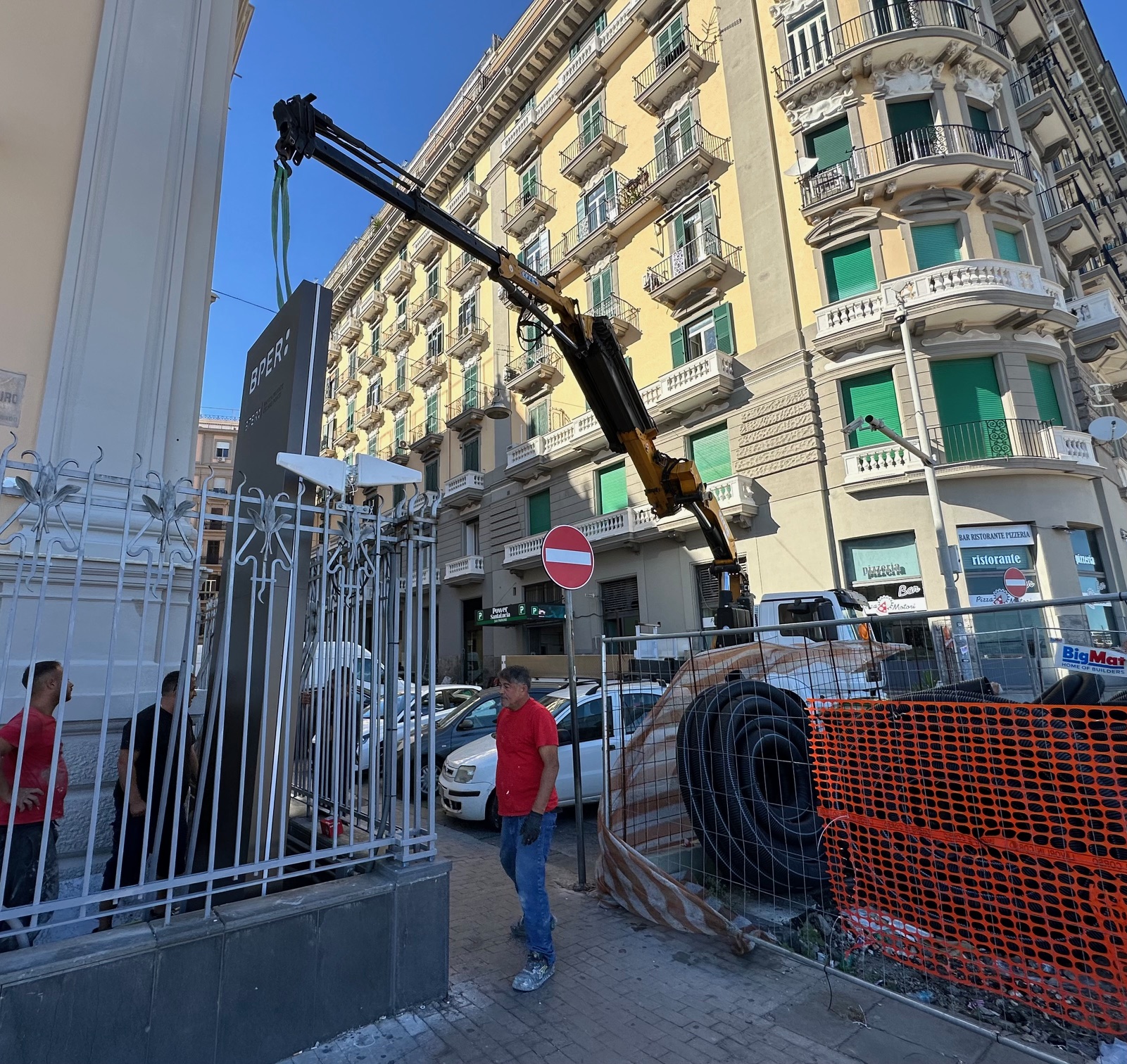 Sollevamento di Totem Pubblicitario con la nostra gru compatta ma dalle prestazioni uniche presso Via Nazario Sauro Napoli