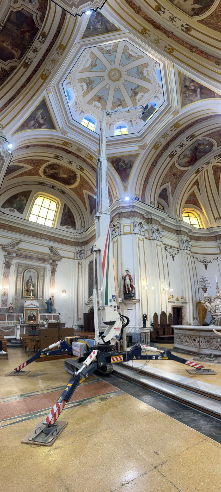 Pulizia vetrate interne Chiesa S.Giorgio Afragola con il nostro Ragno compatto e a zero emissioni