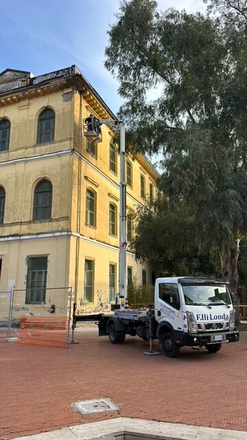 Manutenzione facciata e cornicione con l’ausilio della nostra piattaforma aerea comoda e performante presso Afragola