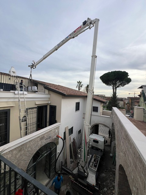 Sollevamento fotovoltaici con la nostra piattaforma aerea in modalità gru compatta presso Caserta