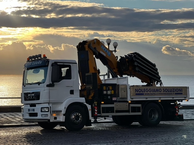 La nostra gru compatta e performante presso Napoli-Margellina