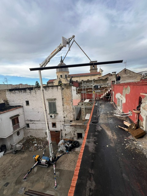 Piattaforma aerea Ragno in modalità gru per sollevamento travi e materiale per farti lavorare comodo e sicuro presso Casoria