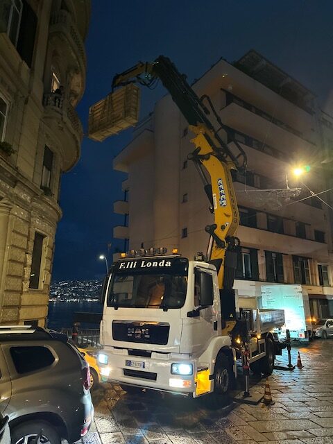 Sollevamento tavolo pregiato con la nostra gru compatta e performante presso Napoli