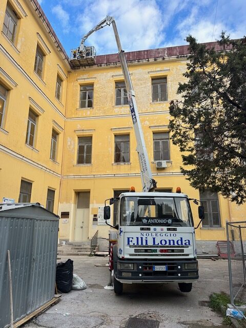 Manutenzioni edili in totale sicurezza con la nostra piattaforma aerea comoda con cesta larga per agevolarvi nel vostro impiego sui vostri cantieri presso Afragola