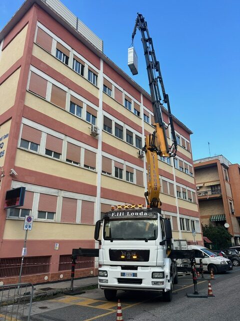 Sollevamento quadro elettrico con la nostra gru compatta e performante presso ASL Fuorigrotta