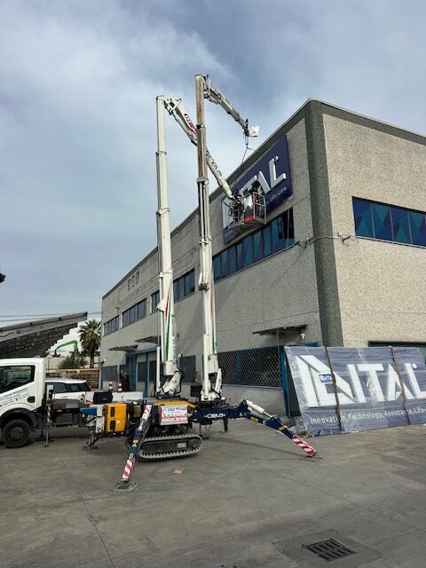 Installazione insegne pubblicitarie con le nostre piattaforme aeree comode e sicure per velocizzare il tuo cantiere presso Marcianise